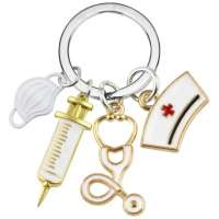 Breloc medicină cu mască albă, seringă, stetoscop și trusă medicală